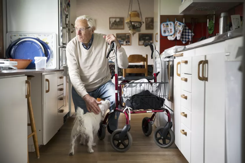 An older man in his home. Photo.