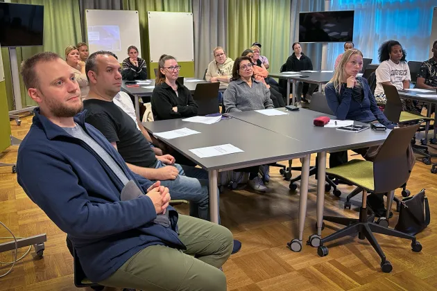 Hemtjänstpersonal i skolsal