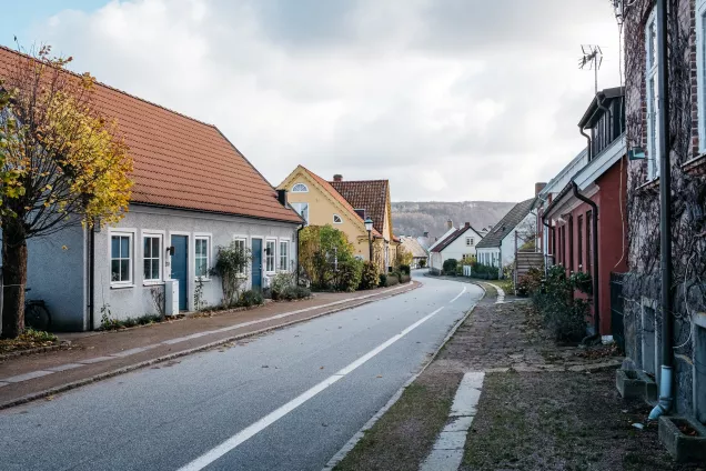 ett hus i en by. foto